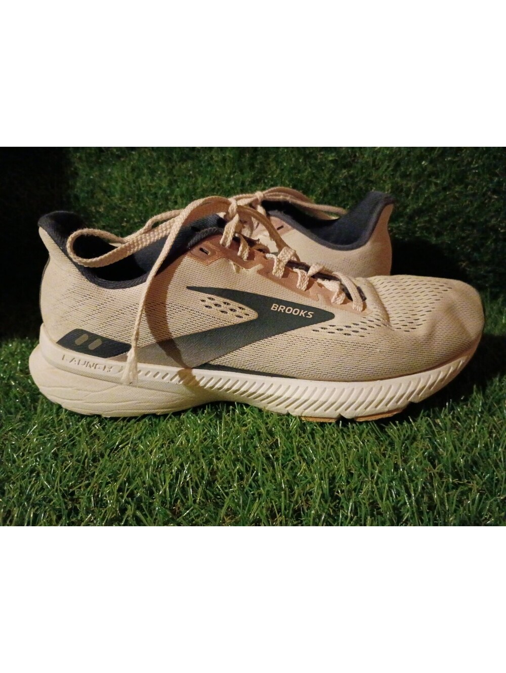 Brooks Launch Running Shoes Size 8 Medium Beige with Black Accents